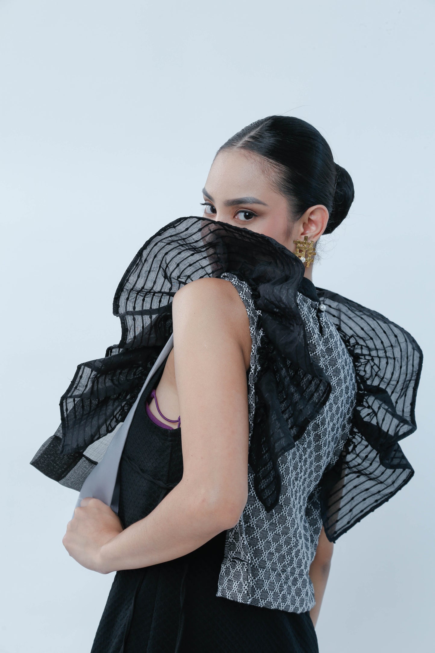Black Bib in Bonggang Ruffles