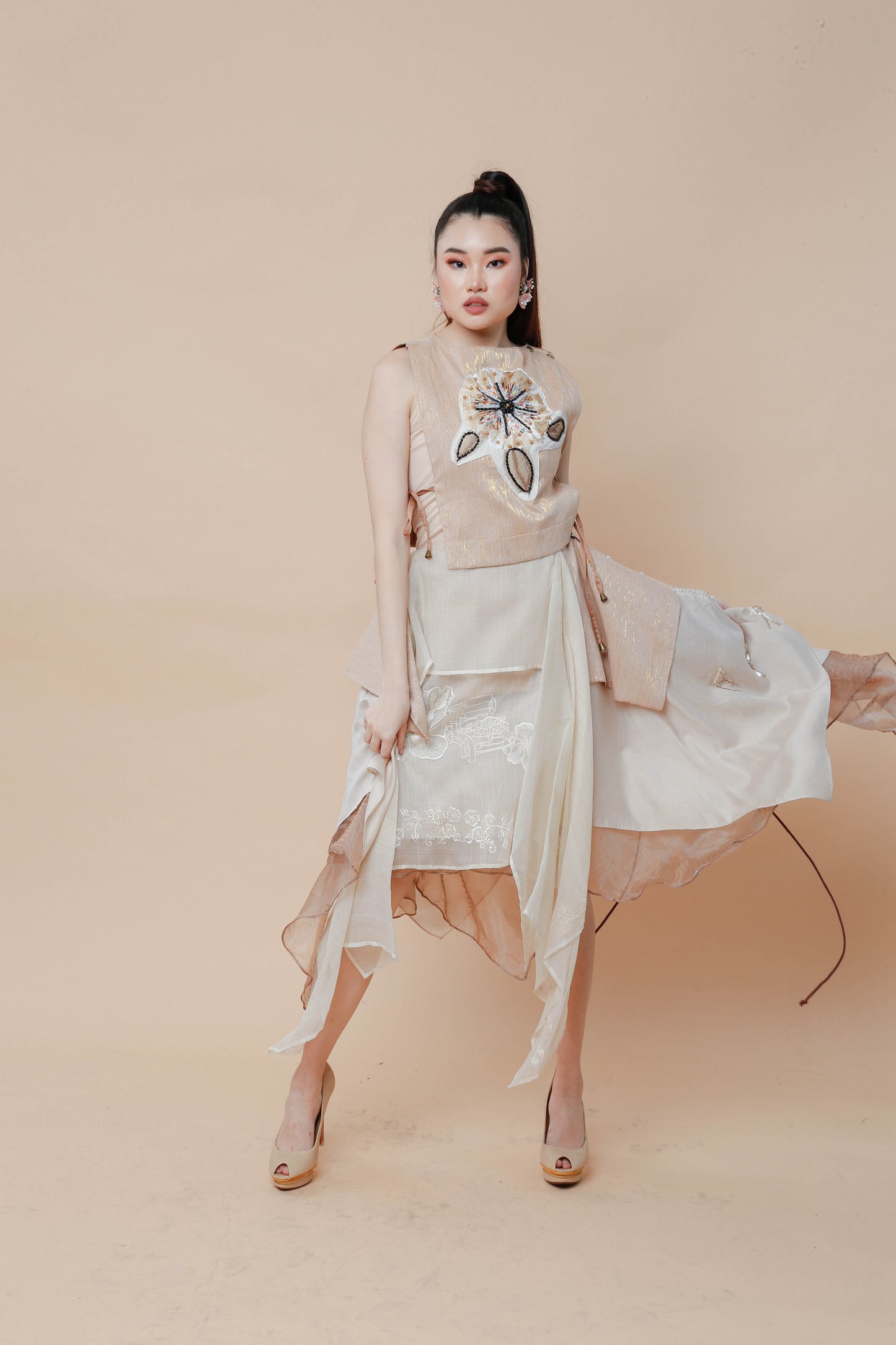 Kaanyag Earth Bib in Metallic Hablon NY
