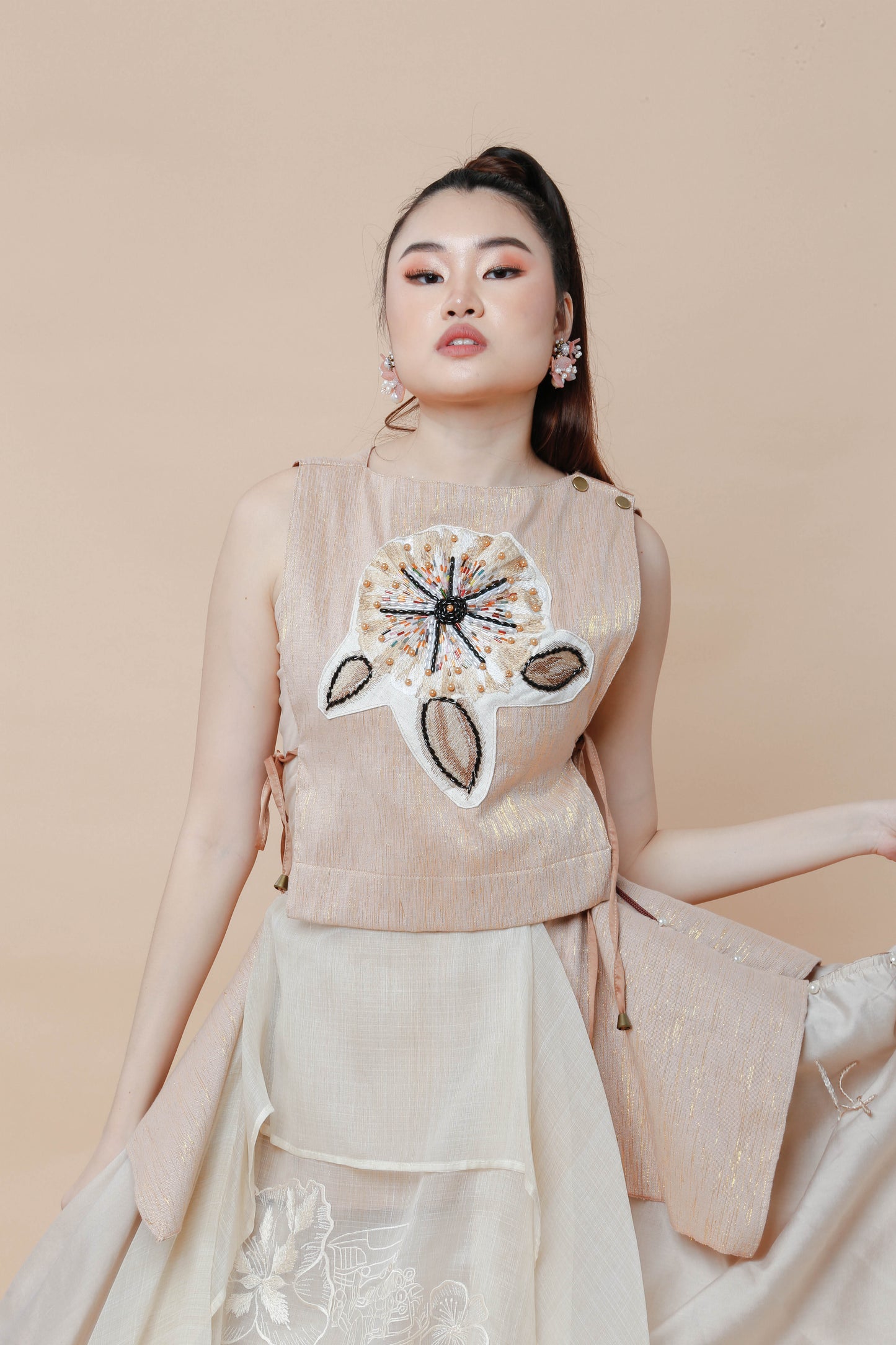 Kaanyag Earth Bib in Metallic Hablon NY