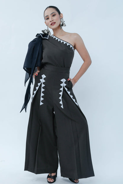 Modern Filipina in Black