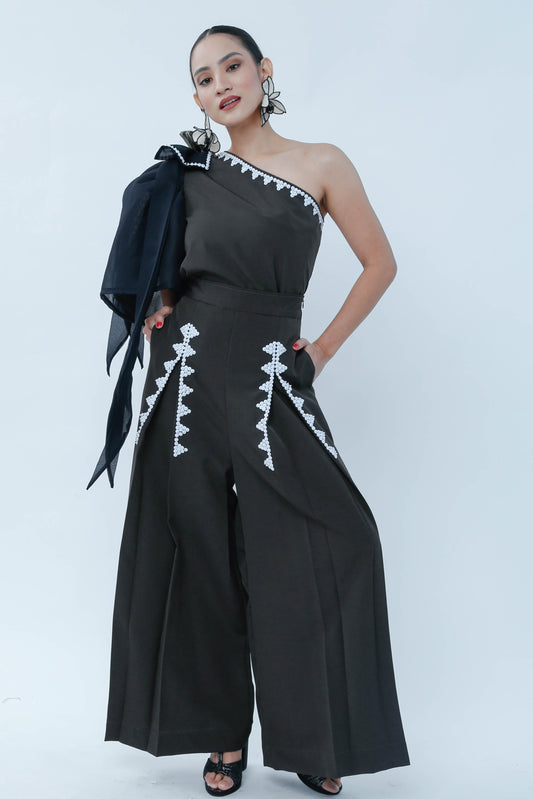 Modern Filipina in Black