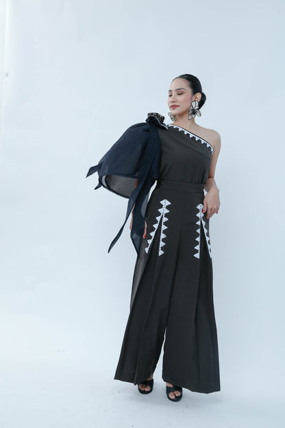 Modern Filipina in Black