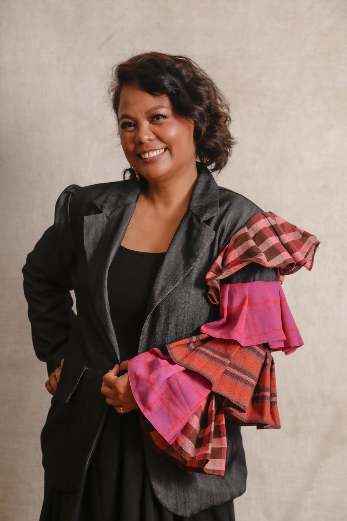KALADKARIN BLACK BLAZER IN DENIM WITH RUFFLED SLEEVES AND KANTARINES