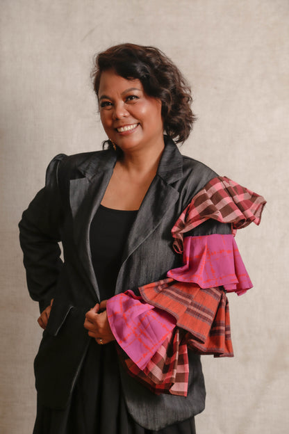 KALADKARIN BLACK BLAZER IN DENIM WITH RUFFLED SLEEVES AND KANTARINES