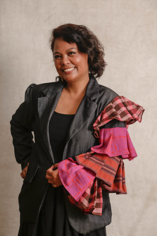 KALADKARIN BLACK BLAZER IN DENIM WITH RUFFLED SLEEVES AND KANTARINES