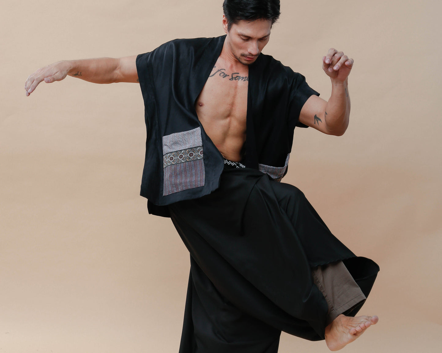 Maparaan Unisex Long Cover Up with Big Pockets in Black Linen