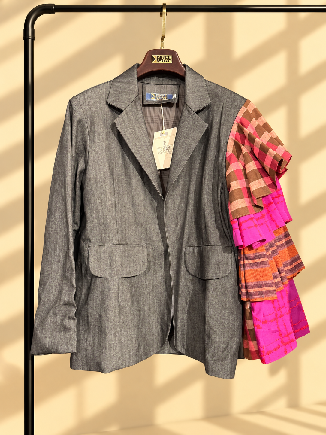 KALADKARIN BLACK BLAZER IN DENIM WITH RUFFLED SLEEVES AND KANTARINES