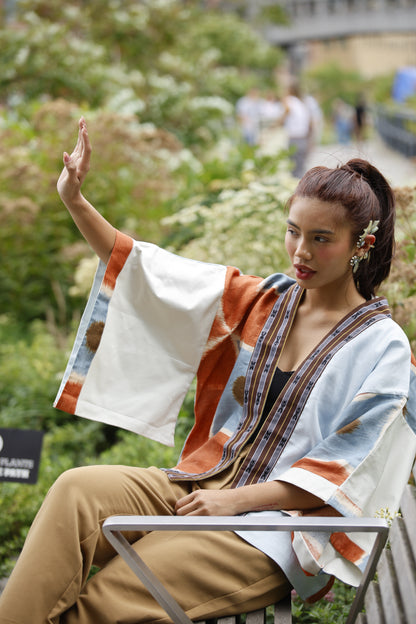 Samurai Poncho in lightblue linen printed with north weave