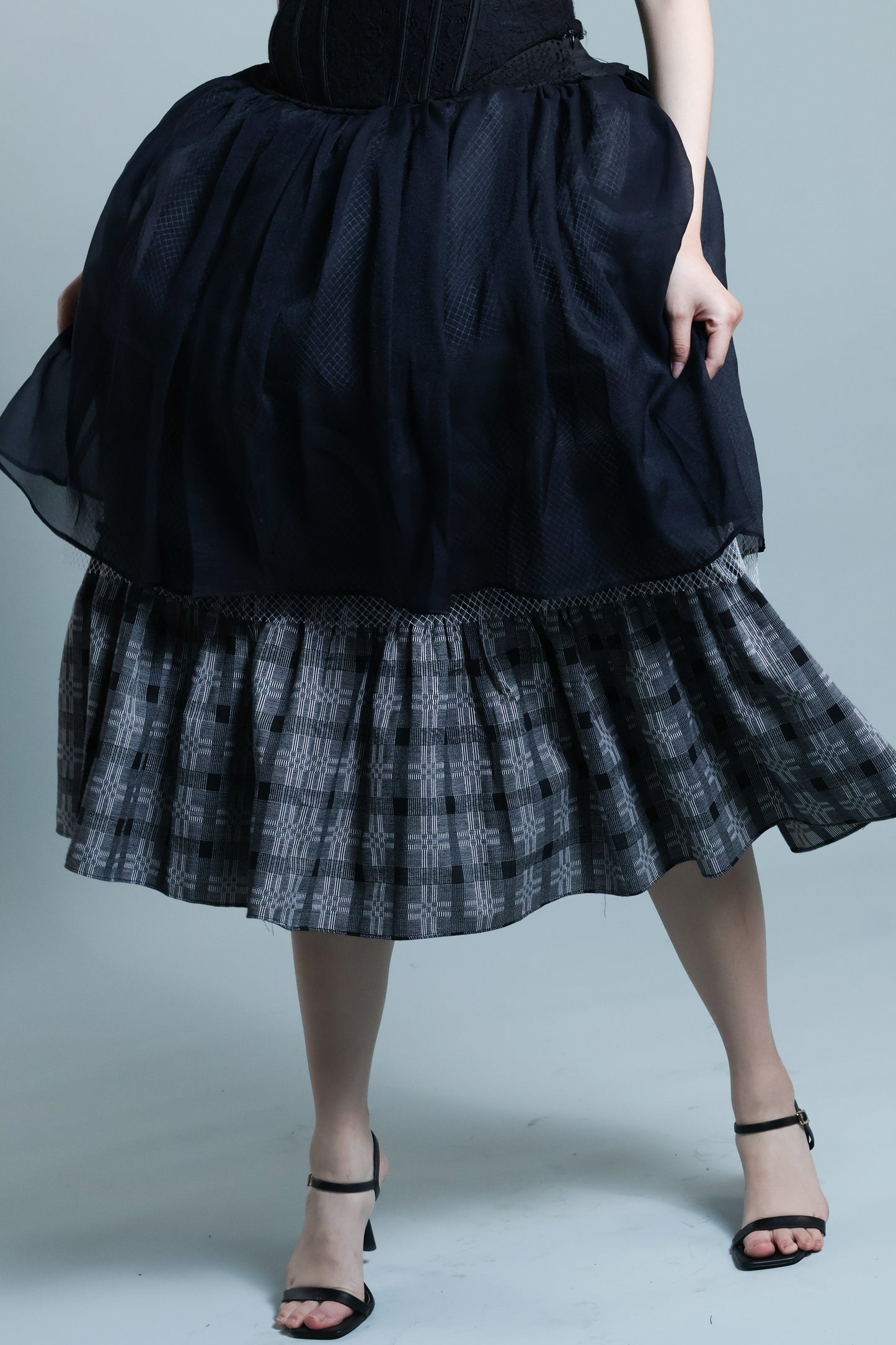 GARTERIZED SKIRT IN BLACK BINAKOL WEAVE