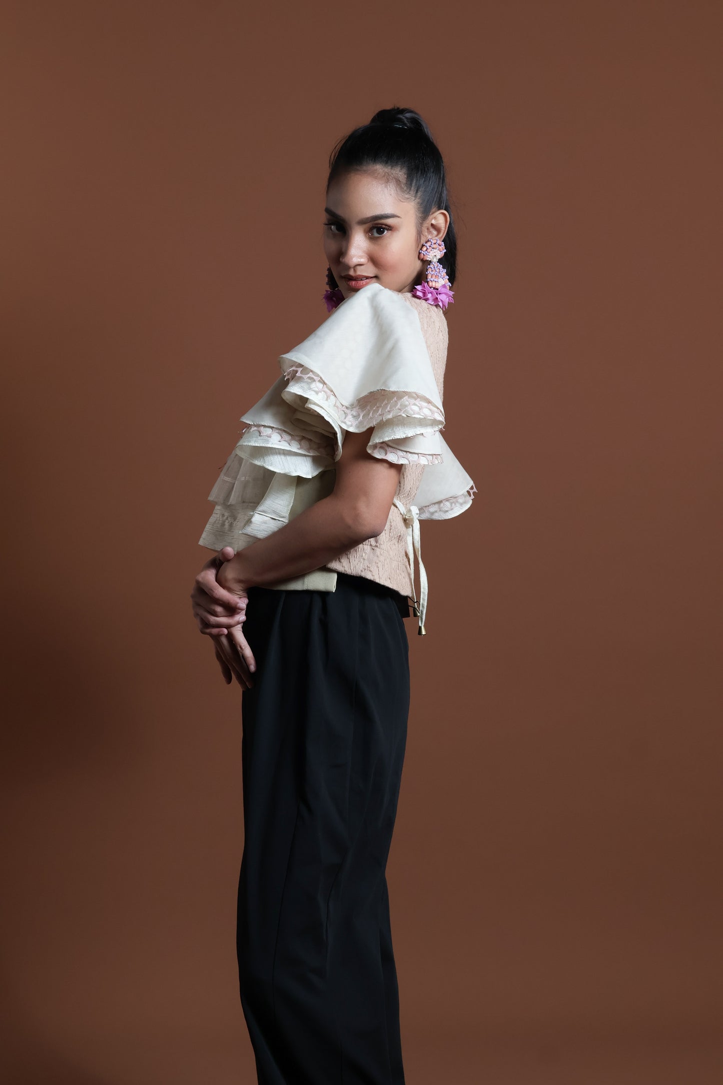 BONGGANG SLEEVES BIB IN EARTH WITH SUKSUK BARONG